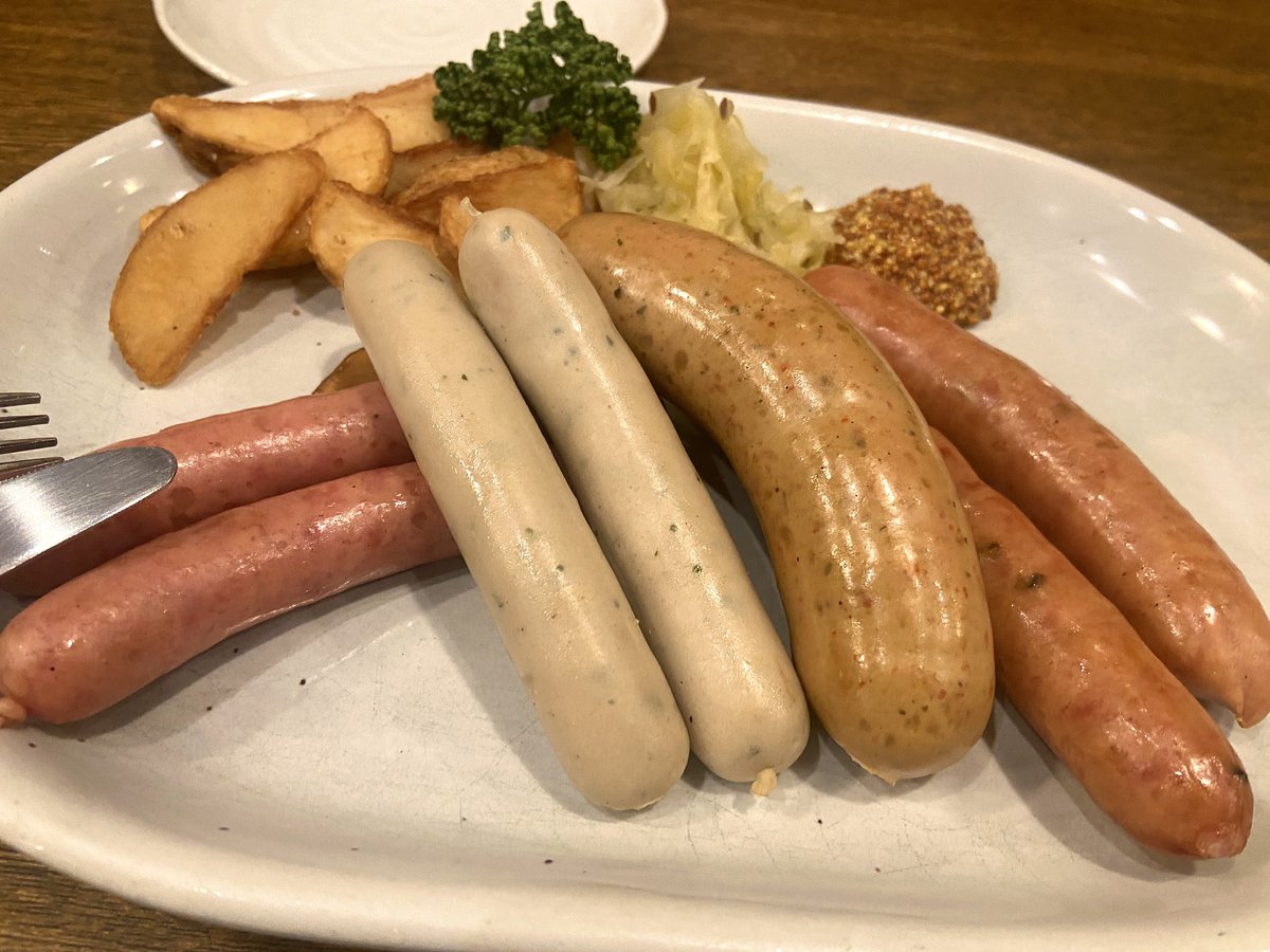 熊本最強のバル「オーデン」に約2年ぶりに来れたぜー！
ヒューガルデンに世界最高峰のソーセージを組み合わせると、もう大概のことはどうでもよくなってくるほどの多幸感を味わえます😇