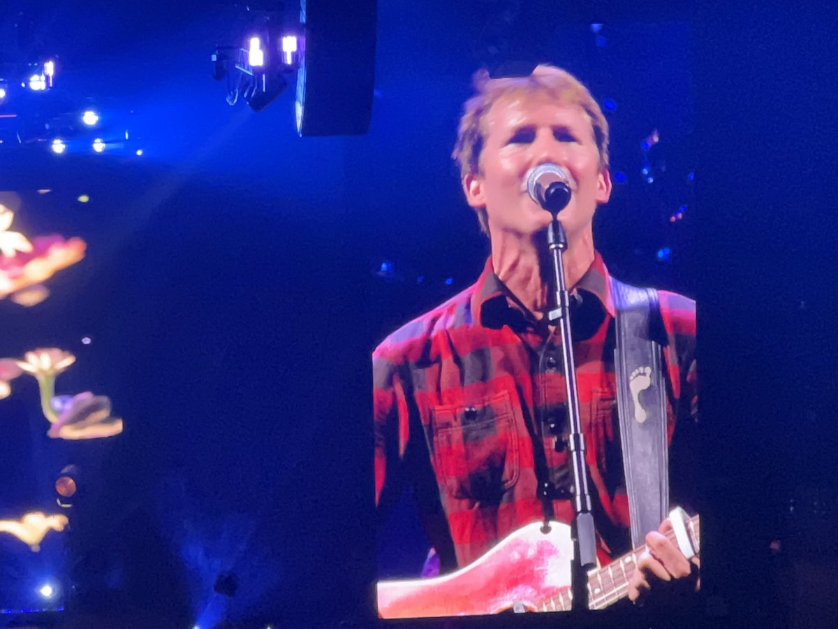 _Mithraic's tweet photo. @JamesBlunt all the guys were forced to come to your Melbourne show with their spouses.. I left mine at home 😂even men are big softies
#jamesblunt
#stillbeautiful
#darkthought
🫶🏼 https://t.co/13ihXYu65X