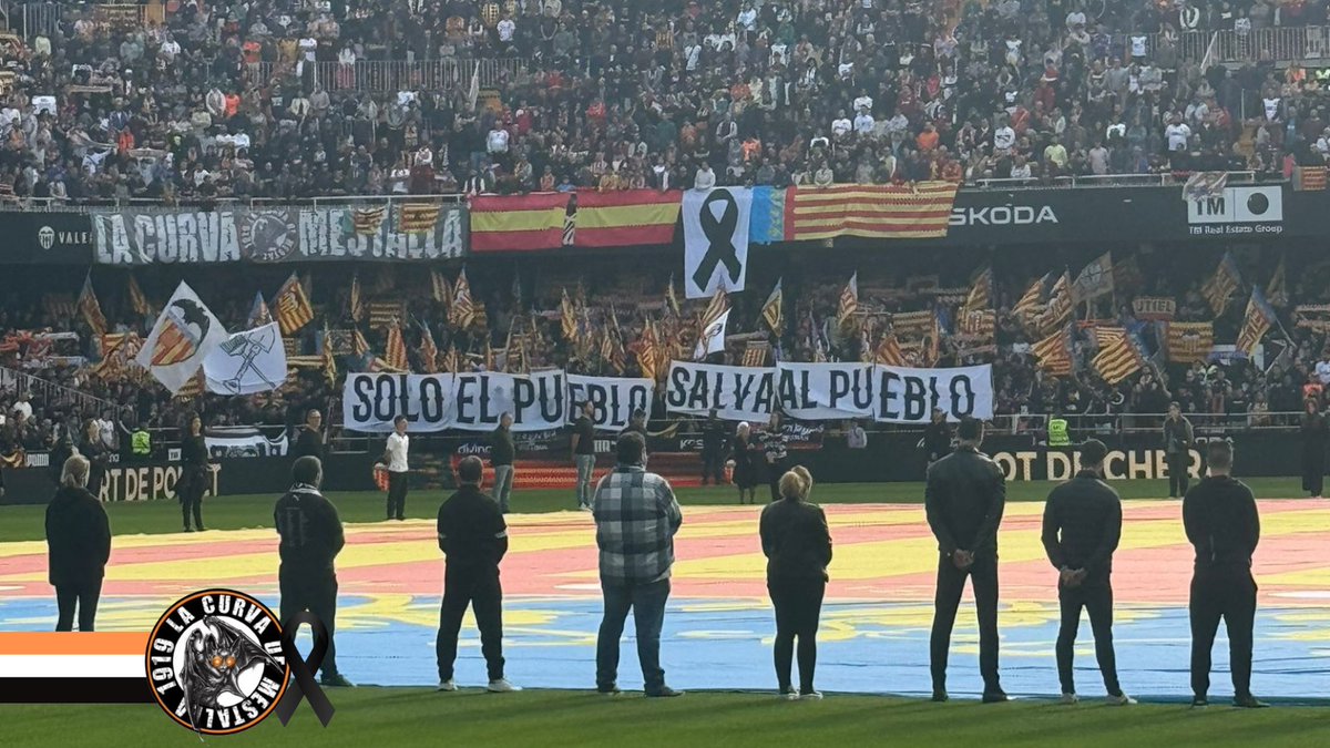 TorinoSud's tweet photo. (Hilo 🧵)

Ayer supimos estar a la altura de las circunstancias y nos levantamos como Pueblo, con la Real Senyera por estandarte de nuestros valores, armados de palos y escobas como tantos otros voluntarios estas semanas atrás. https://t.co/kvyRcLPNds