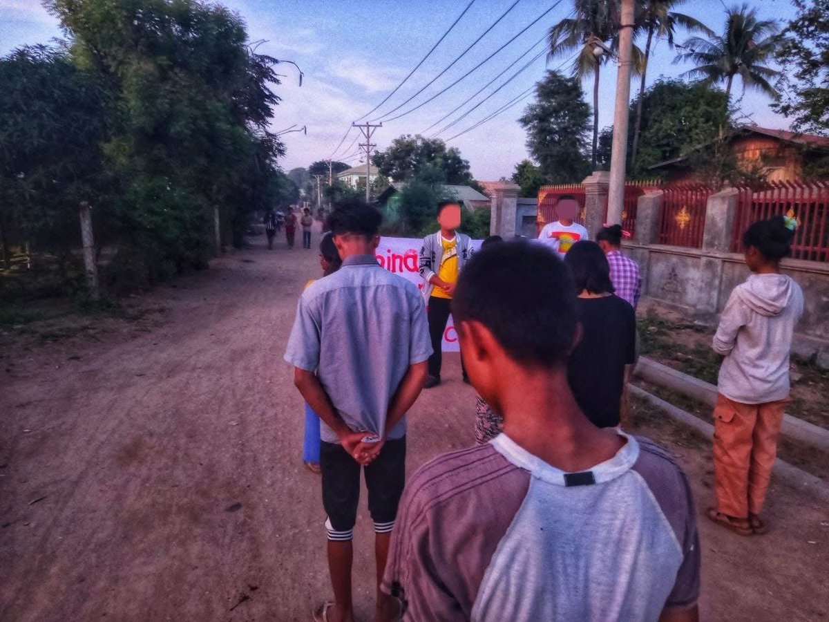 The protesters of Arr Man Thit Strike from a village of #Salingyi Twp, #Sagaing Region, joined demonstration to uproot the #MilitaryDictatorship on Nov24.

#Airbusted 
#AirBus2AirStrikes       
#2024Nov24Coup     #WhatsHappeningInMyanmar