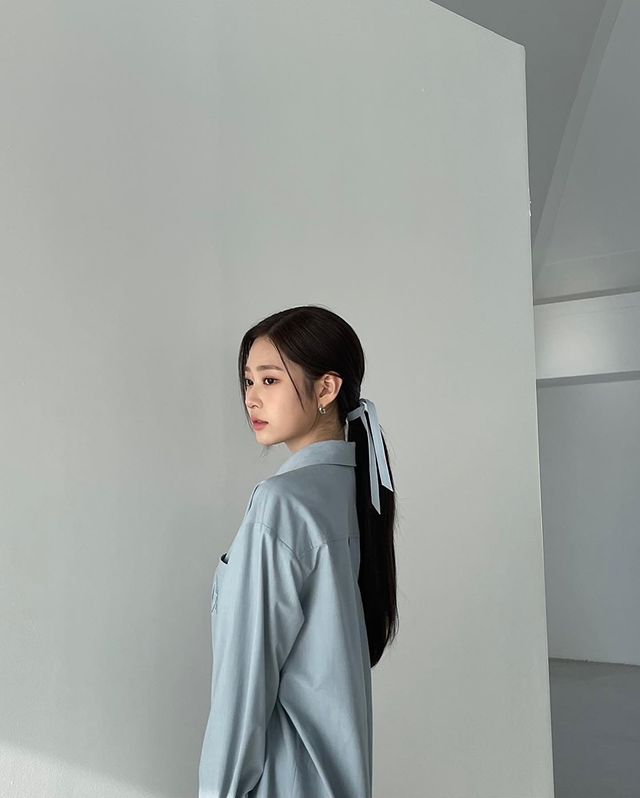 minjukio's tweet photo. beauty doesn’t have to be extravagant; sometimes, it’s found in the simplicity of calm hues and quiet elegance. i embraced the serenity of baby blue, a color that speaks of peace and effortless grace ʚɞ ⁺˖ ⸝⸝ https://t.co/jAMhL8tjXj