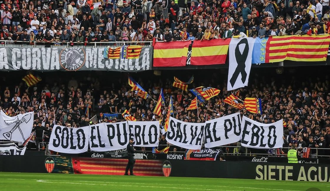 turiaenjoyers's tweet photo. “SOLO EL PUEBLO SALVA AL PUEBLO” 

Agradecidos con la colaboración de la grada para poder hacer un homenaje a la altura.

Junts som mes forts

Valencia-Betis 
23/11/24 https://t.co/CFFkxXRIjz