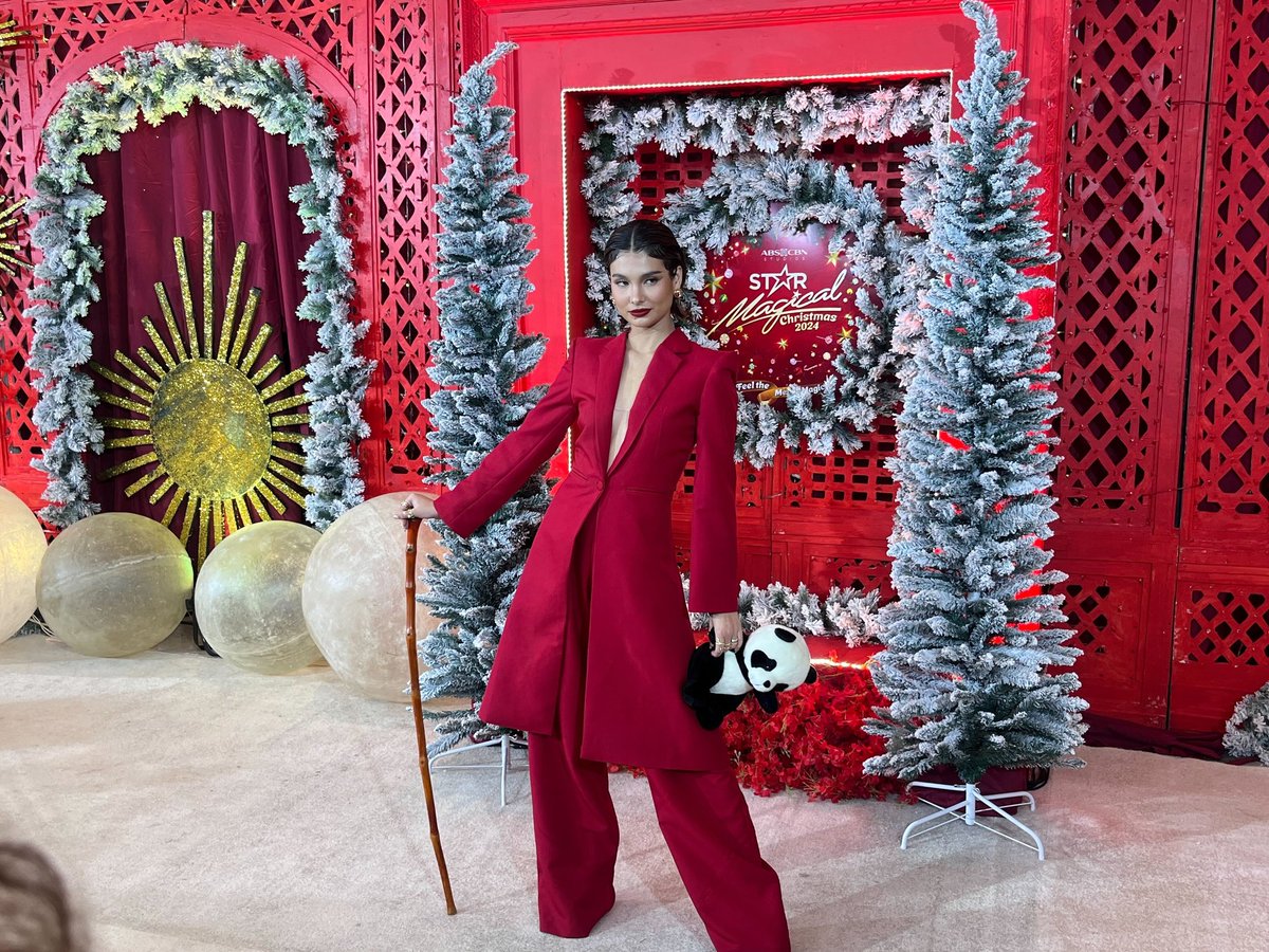 kiasussex's tweet photo. Where do you think Anji got her Christmas costume inspo from? Personally, my hint it’s from Willy Wonka in Charlie and the Chocolate Factory—but, like, a more feminine and classy twist. Think Johnny Depp, but make it chic.

WHIMSICAL NIGHT WithANJI
#StarMagicalChristmas2024 https://t.co/5QW7k7WNGo