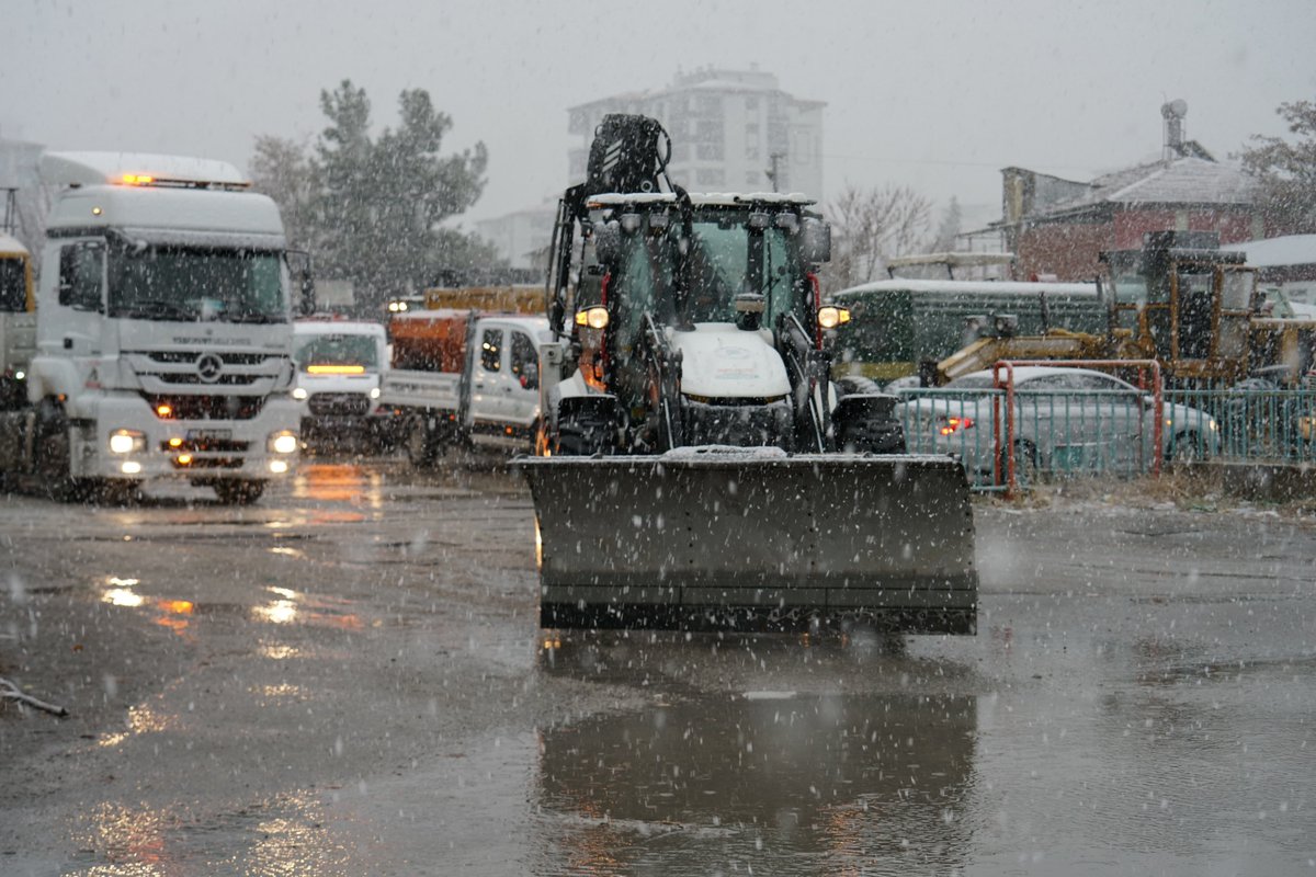 yesilyurtbeltr's tweet photo. ⚠️❄️ Yılın ilk kar yağışının başlaması ile birlikte ekiplerimiz an itibariyle sahada! https://t.co/erB60Yv8Dd