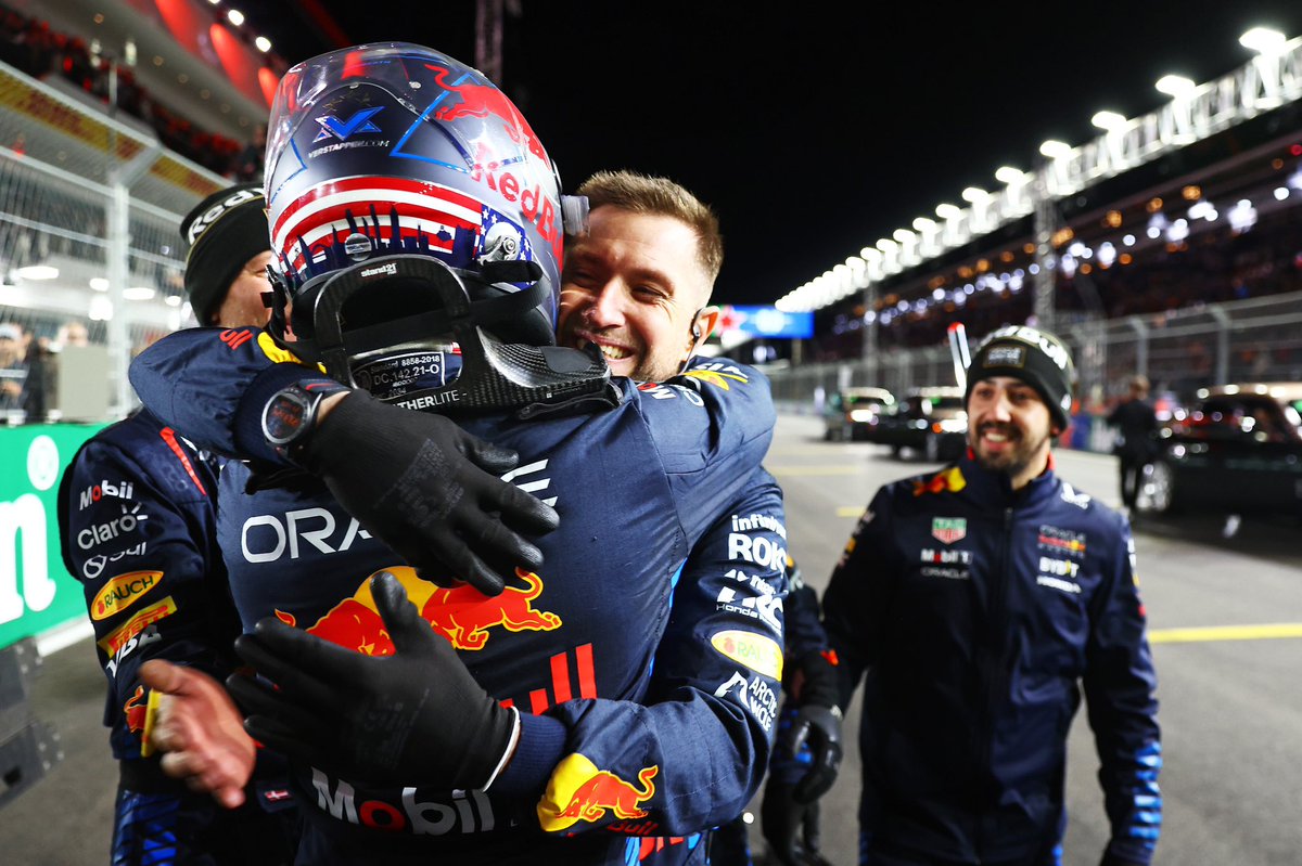 VerstappenCOM's tweet image. Teamwork makes the dream work ⭐⭐⭐⭐ 

#LasVegasGP