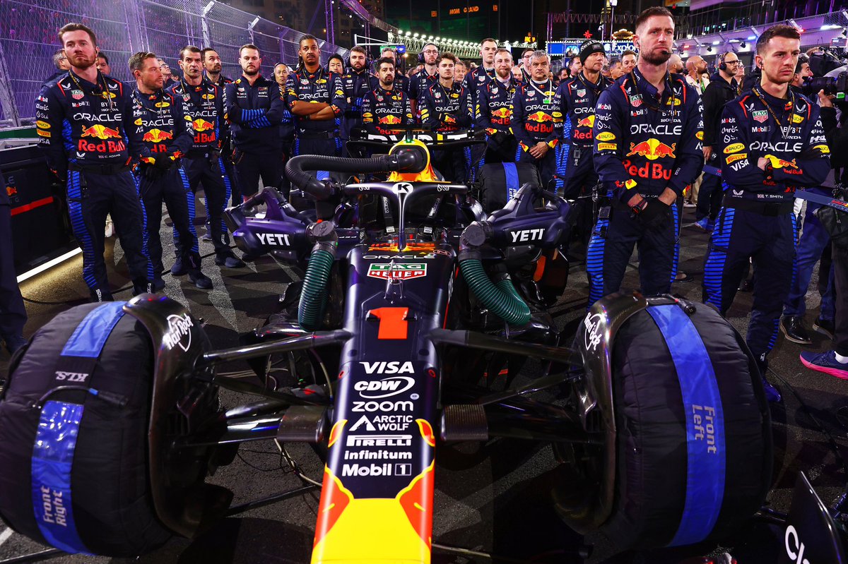 VerstappenCOM's tweet image. Teamwork makes the dream work ⭐⭐⭐⭐ 

#LasVegasGP
