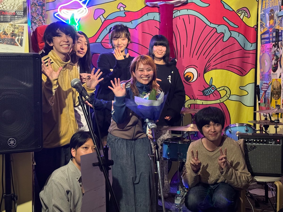 uVgPNc6NuX7wxRK's tweet photo. 本日は阿佐ヶ谷mogumoguにSuperyouのベース はこねさん卒業ライブを観に行ってきました！とても素敵なライブでした！☺️ はこねさんは凄く可愛らしい方ですが演奏姿はカッコ良くて もっと観たかったので卒業は悲しいですがまた違う分野でのご活躍を応援します！三年間 お疲れ様でした！😌

#Superyou https://t.co/sbkrPX1EmE