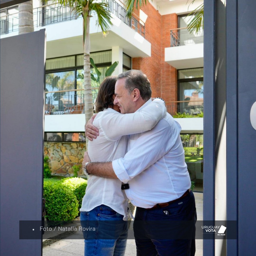 elpaisuy's tweet photo. 🔴 Elecciones en vivo: El abrazo entre Álvaro Delgado y Luis Lacalle Pou antes de ir a votar: "Siempre estamos juntos en estas" https://t.co/D3vAQyE3CN https://t.co/T4ZNmTY2as
