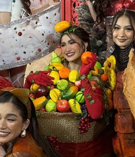 LOVEYAJI_'s tweet photo. THE QUEEN OF MANGO🥭 

yung mango sa head ni @bini_jhoanna ano ba😭😭😭 https://t.co/PzroieG9NJ