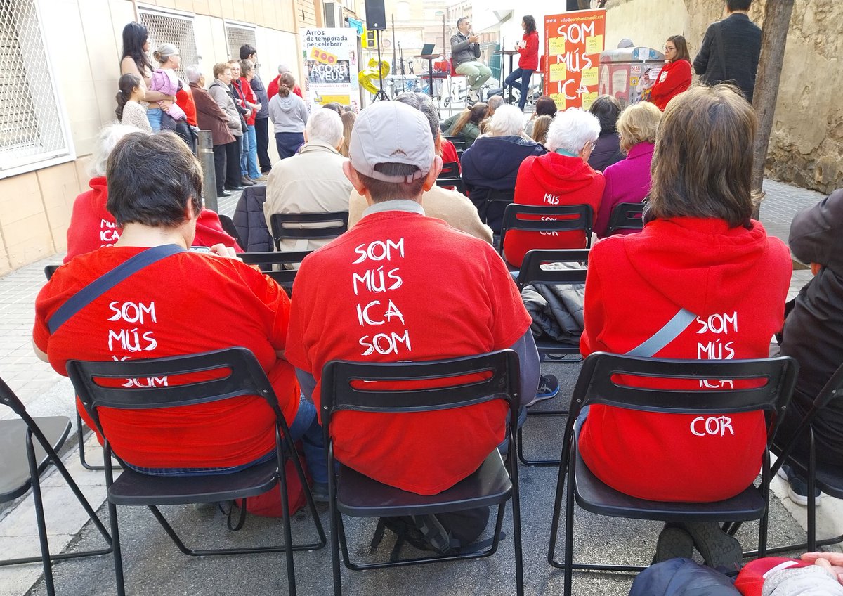 Nuriapey's tweet photo. @CoralSantMedir ha celebrat el programa 200 de l'Acord de Veus de @sants3radio https://t.co/RGskT5UJtp