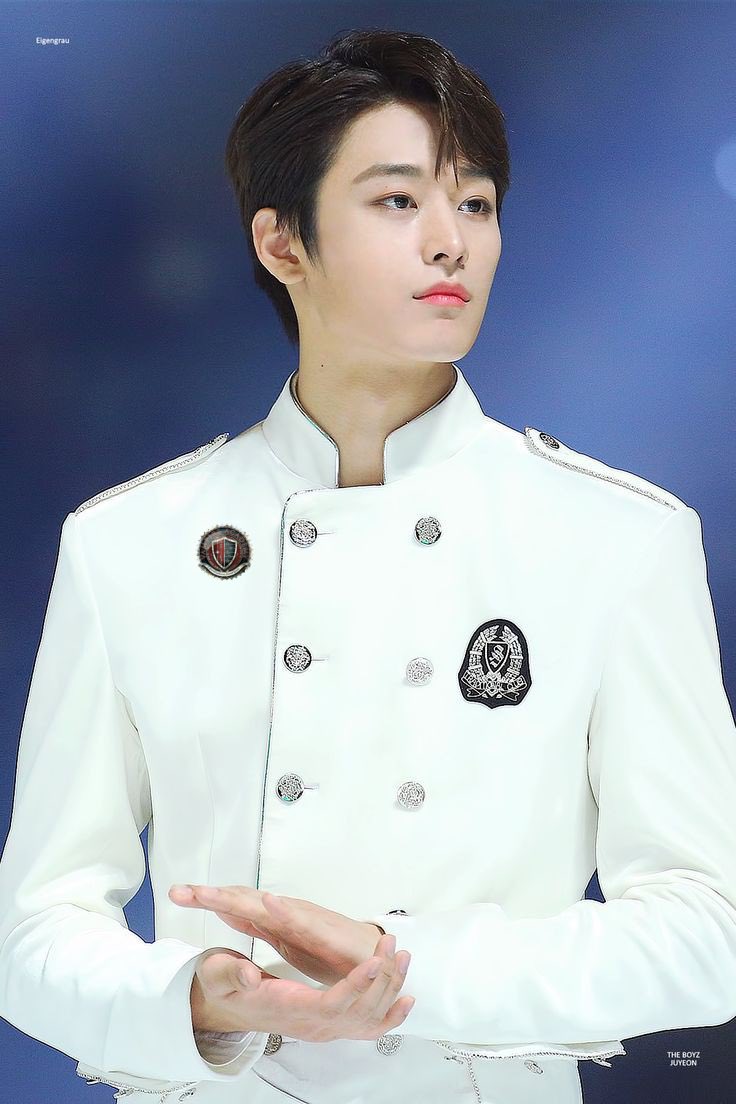 <a href="/Ms_FSinclair/">𝓕ae.</a> ㅤ
Tuan bermarga Ozera itu lantas berjalan menuju podium. Amplop di tangannya perlahan ia buka, tubuhnya kini menunduk sejenak mendekati pengeras suara. “Selamat malam, semuanya! Saya akan membacakan ID Vampire Baru, silakan disimak dengan baik.” 

#SVAOC125
ㅤㅤ