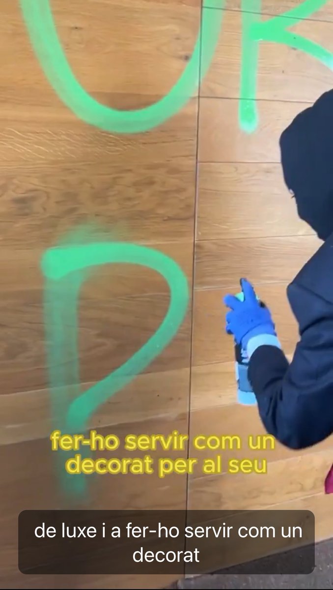 Montse_NYC's tweet photo. Aquestes mermades on tenen la coherència i el sentit d’estat?

Per una banda vandalitzen i pinten les cases dels catalans, i x l’altra surten a esborrar pintades de les mesquites i solidaritzar-se amb els moros…⁉️

Deixeu de drogar-vos i aneu a pencar d’una puta vegada #Cuparres https://t.co/25n8WVddA2