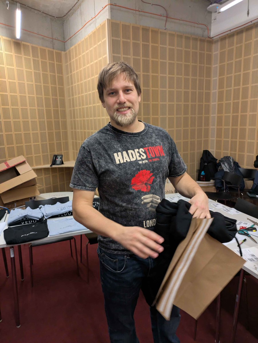 📦 A máme hotovo! Včera jsme pilně třídili, balili, lepili, nadepisovali a kompletovali balíčky, aby vám příští týden mohly ve schránkách přistát odměny z naší kampaně <a href="/doniocz/">doniocz</a>. A že se máte na co těšit! Mrkněte, jak nám to šlo ⬇️