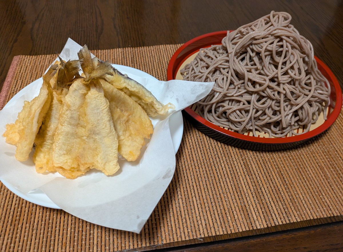 zoosan2020's tweet photo. 釣った鱚で天ぷらそばを作りました。
大盛りの盛りそば���す。
実は、揚げながら、結構つまみ食いしてて、大分数が減っています。
揚げたてのサクサクをつまんでビールで流し込む。ク〜！サイコーです。 https://t.co/FWN1Uwtthh