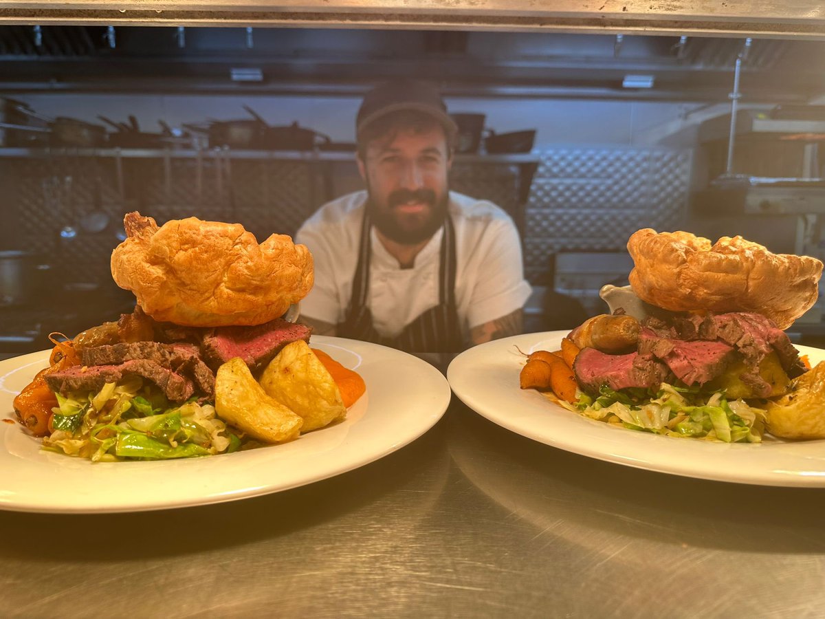 It Doesn’t get much than this 😁 

The perfect roast beef ✔️
The happiest head chef ✔️ 
 
Pop in today to have a cheeky Sunday drink, have a hearty roast dinner and cozy up with your friends or family 🔥

#roastdinner #sundays #cambridge #happy #chef #youngs #friends #family #pub