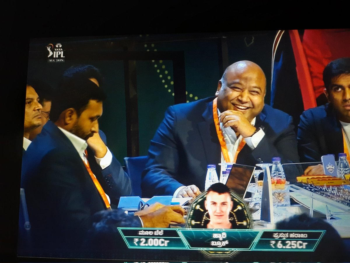 reddy4381's tweet photo. A man in big auction spoiling other teams and making players rich by lifting pad again and again.
@DelhiCapitals
#Pant
#IPLAuction2025 https://t.co/RB2AUGr0B5