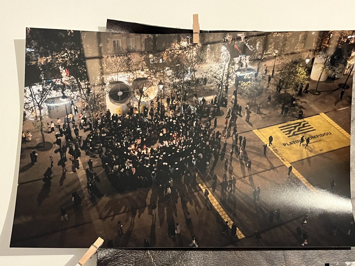 兩年前，那一夜來了三百多人；兩年後，巴黎的中餐館鮮有人再討論政治。有些人翻過了那一頁，就像他們此前翻過的無數頁，也有些生命永遠地留在了那三年。可以不喊口號也先不談政治，11.24我們見面聊聊這兩年發生了什麼，有什麼新的見聞和想法，你們在巴黎過得好嗎？