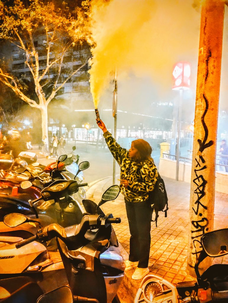 PutasLibRaval's tweet image. #23N evidencia la organización vecinal contra la especulación inmobiliaria. Desde el 2013 existe moratoria vulnera el derecho alquiler #putas. Siempre lo hemos denunciado,ahora sé extiende a la clase obrera
#OrgulloPuta PRESENTE #Raval existe pk resiste 👠🔥
📸 @agoraJuanAndres