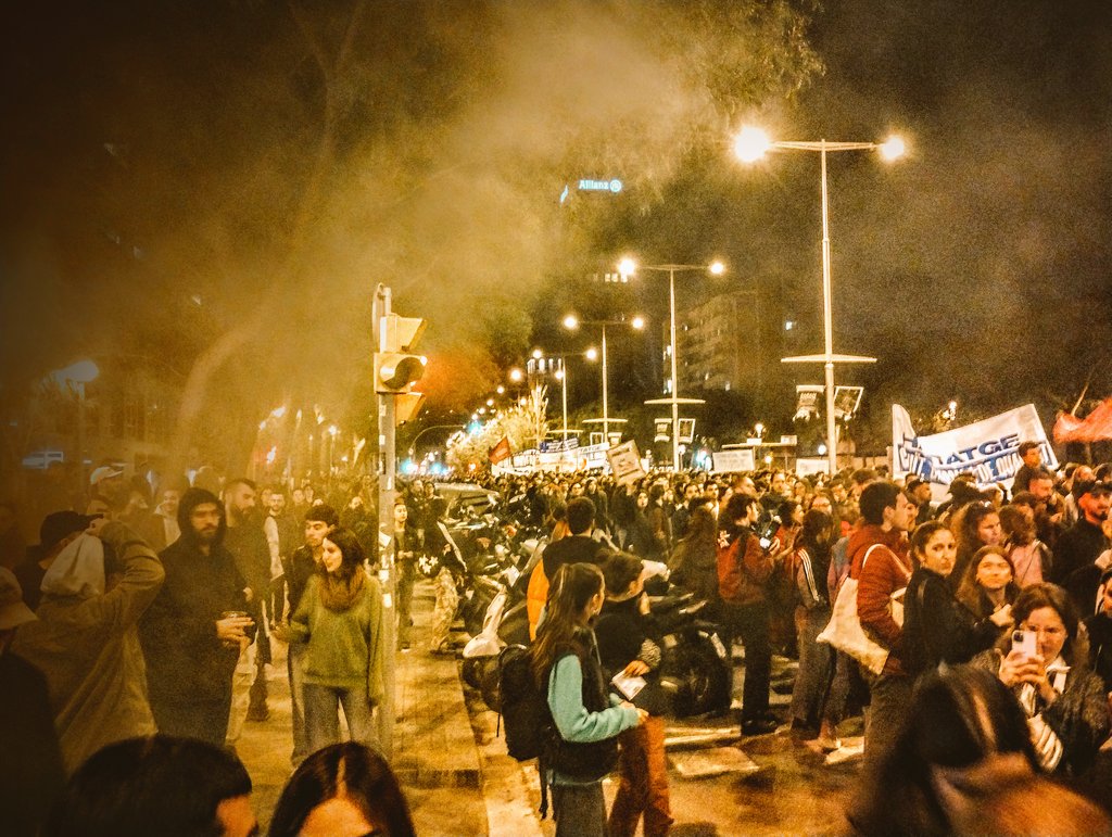 PutasLibRaval's tweet image. #23N evidencia la organización vecinal contra la especulación inmobiliaria. Desde el 2013 existe moratoria vulnera el derecho alquiler #putas. Siempre lo hemos denunciado,ahora sé extiende a la clase obrera
#OrgulloPuta PRESENTE #Raval existe pk resiste 👠🔥
📸 @agoraJuanAndres