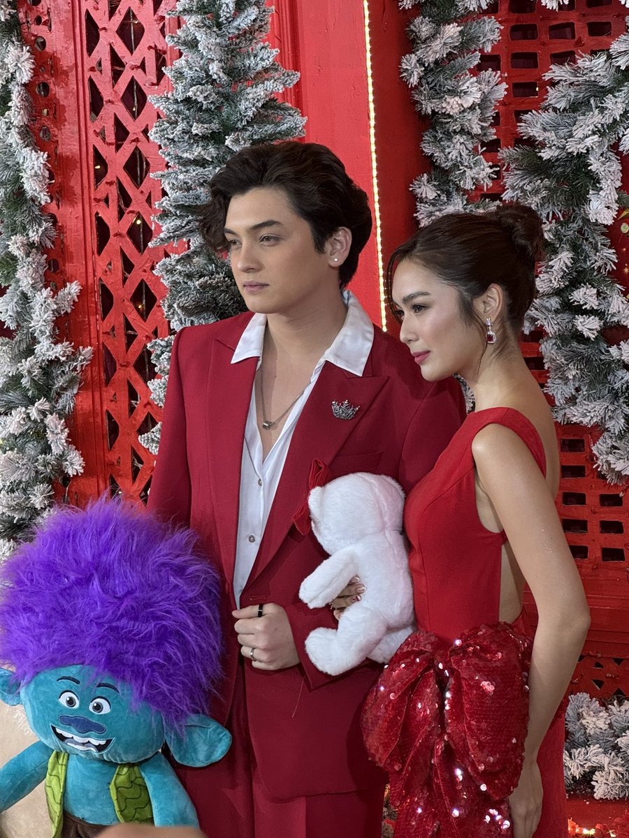 StarMusicPH's tweet photo. #FranSeth- #FrancineDiaz #SethFedelin slayed the white carpet!

#StarMagicalChristmas is happening here at Solaire North ✨

 #StarMagicalChristmas2024 #FeeltheMerryMagic #ABSCBNMusic https://t.co/BKpEFQOTwM