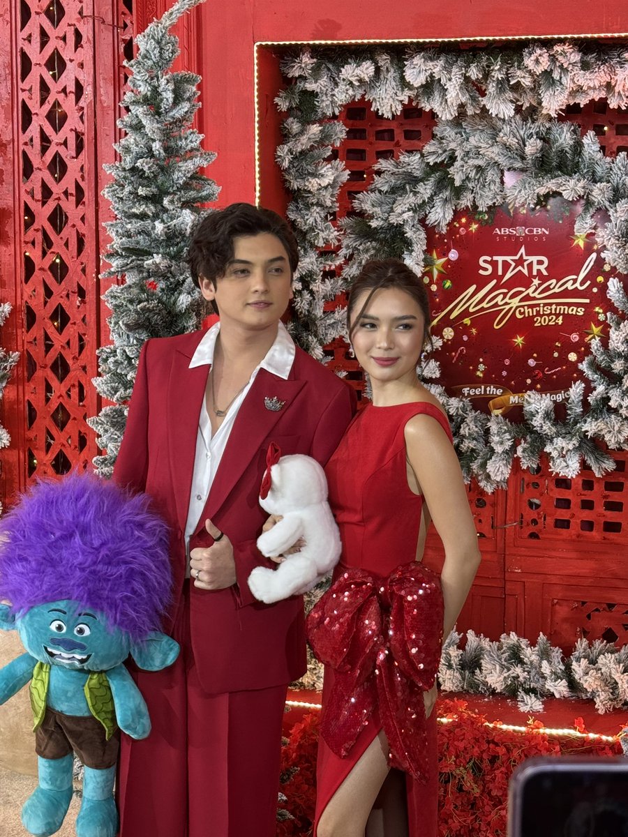 StarMusicPH's tweet photo. #FranSeth- #FrancineDiaz #SethFedelin slayed the white carpet!

#StarMagicalChristmas is happening here at Solaire North ✨

 #StarMagicalChristmas2024 #FeeltheMerryMagic #ABSCBNMusic https://t.co/BKpEFQOTwM