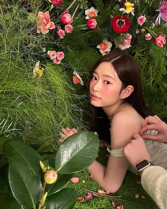 minjukio's tweet photo. /)/)  (\(\
   {  . .} {. .  }
 o/><\💐<\o
                  which one the flowers? 𖤣𖥧 https://t.co/iaPKCOrDdz