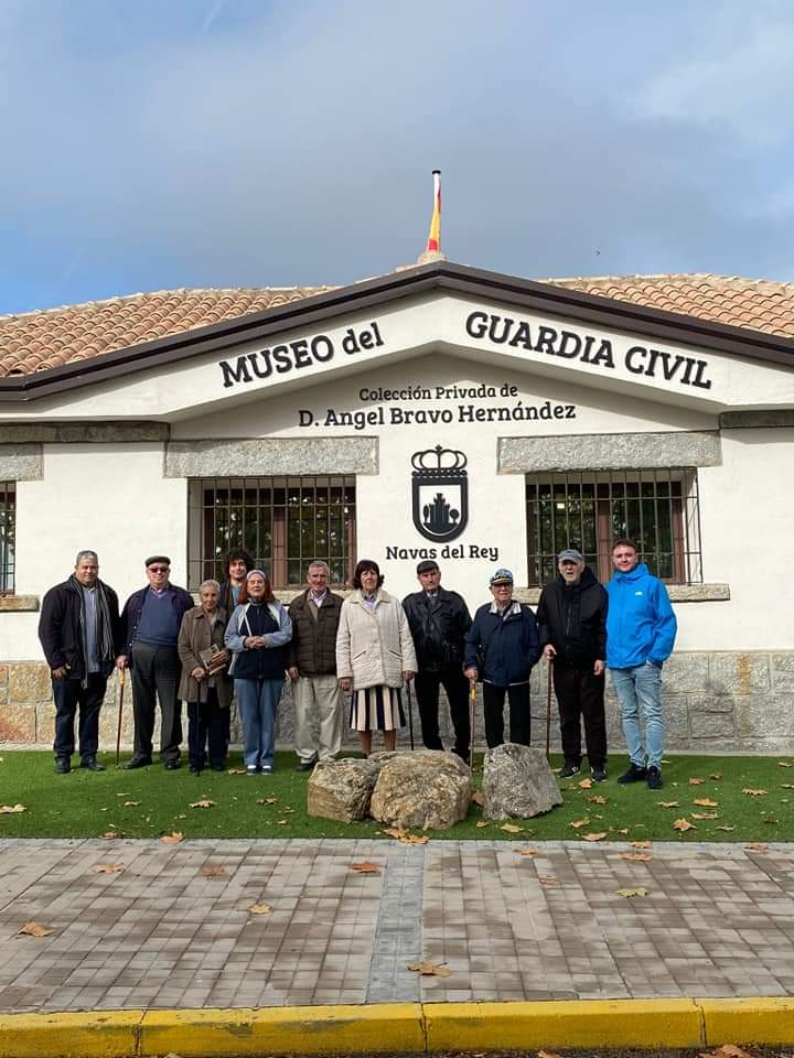 museo_rey's tweet photo. Mañana intensa de visitas, donde agradecemos a @villasaluten la visita de sus residentes al Museo del Guardia Civil de Navas del Rey .

Gracias por confiar en nosotros. https://t.co/bcD2dQHCfX