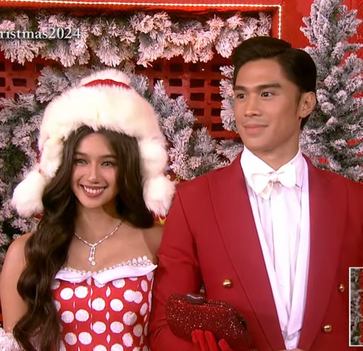 #KaoriOinuma slaying the white carpet with Miah. Dressed in red polka dots and a white headpiece, she looks effortlessly elegant.

KAOMIAHgical SEASON
#StarMagicalChristmas2024