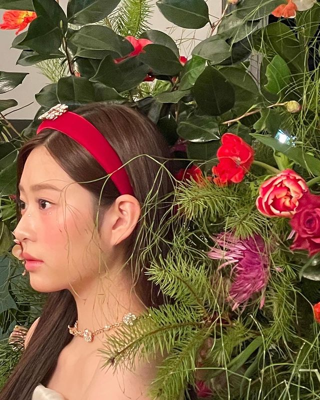 minjukio's tweet photo. /)/)  (\(\
   {  . .} {. .  }
 o/><\💐<\o
                  which one the flowers? 𖤣𖥧 https://t.co/iaPKCOrDdz