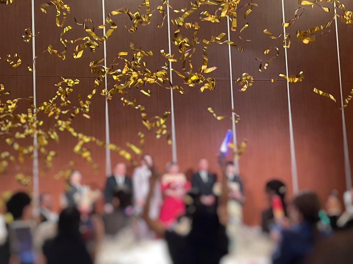 NEWS_cherish's tweet photo. 結婚式しました♡ペンライトうちわ持参OK、落下物・銀テあり、登場のジェットスモークあり、チケット配布ありでライブのような夢の時間でした🥹💕たくさんの人に協力いただき、盛り上がって最高に楽しかった😭ツアーと並行して準備とダイエットめちゃくちゃ頑張ってよかった🙏
#ジャニオタ結婚式 https://t.co/S1FnxYpedt