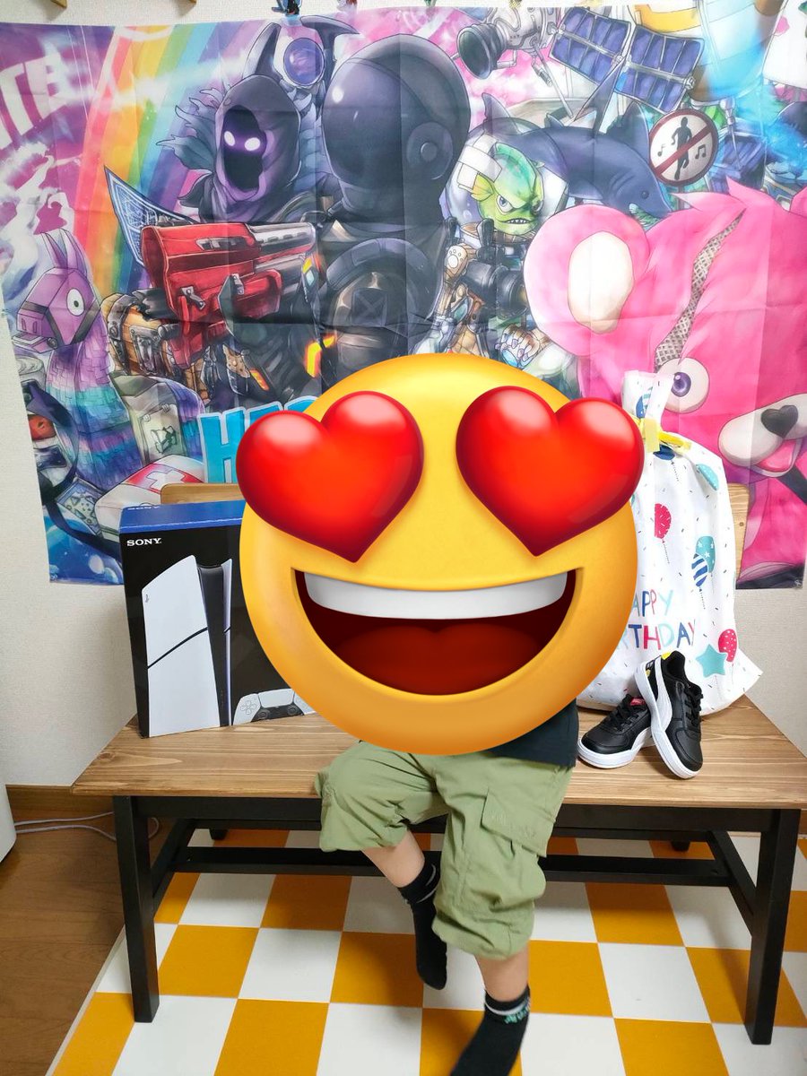 上の子の誕生日✨
フォトナに激ハマり中なのでめっちゃ喜んでた🤣よきよき👍
右のプレゼント袋の中身はハープンガンの水鉄砲🔫
上手くできなくて泣いてばかりやけどこれからもがんばれ✨
#誕生日