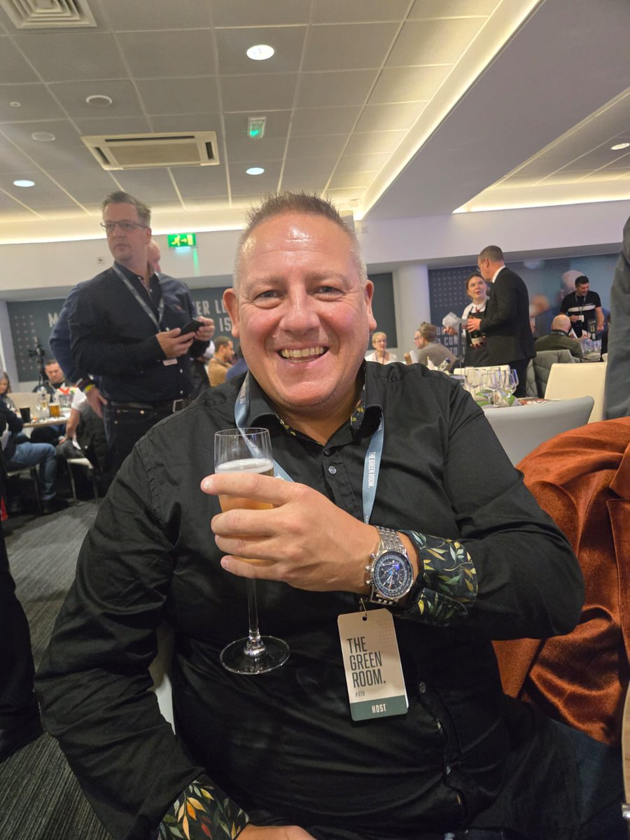 71tony_m's tweet photo. Arrived in the Green Room at Twickenham. An excellent start to the day 🥂
England 🏴󠁧󠁢󠁥󠁮󠁧󠁿 🏉 
#TGRlive https://t.co/A1ZClm3ubY