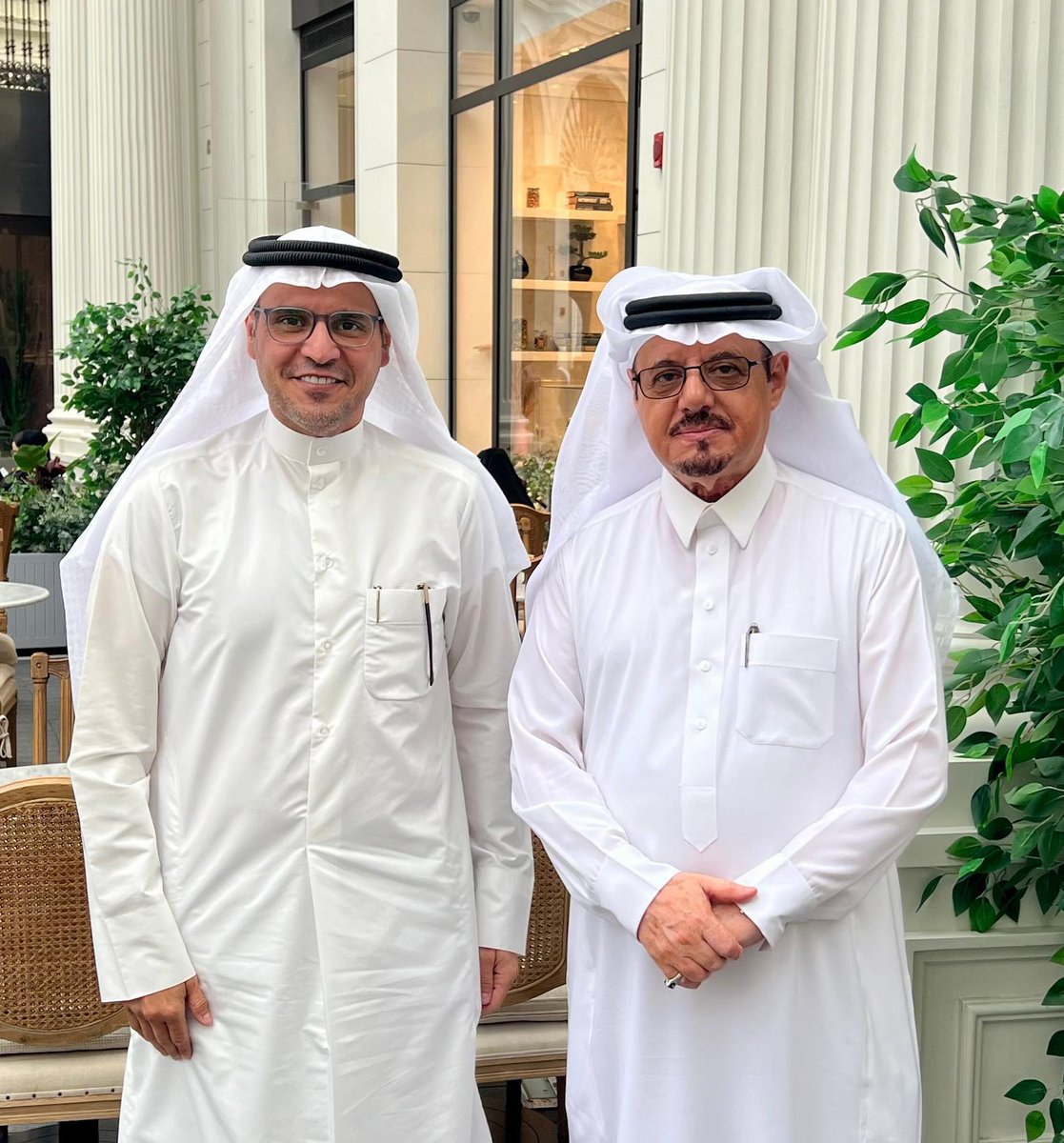 DrAlsharija's tweet photo. "من علمني حرفا صرت له أسير"، مع معلمي معالي الدكتور علي القرني الذي تعلمت منه الكثير خلال مدة عملي تحت قيادته في مكتب التربية العربي لدول الخليج… نورتنا وشرفتنا معاليك  @alikarni 🌷🌷 https://t.co/XgcTiZVX92