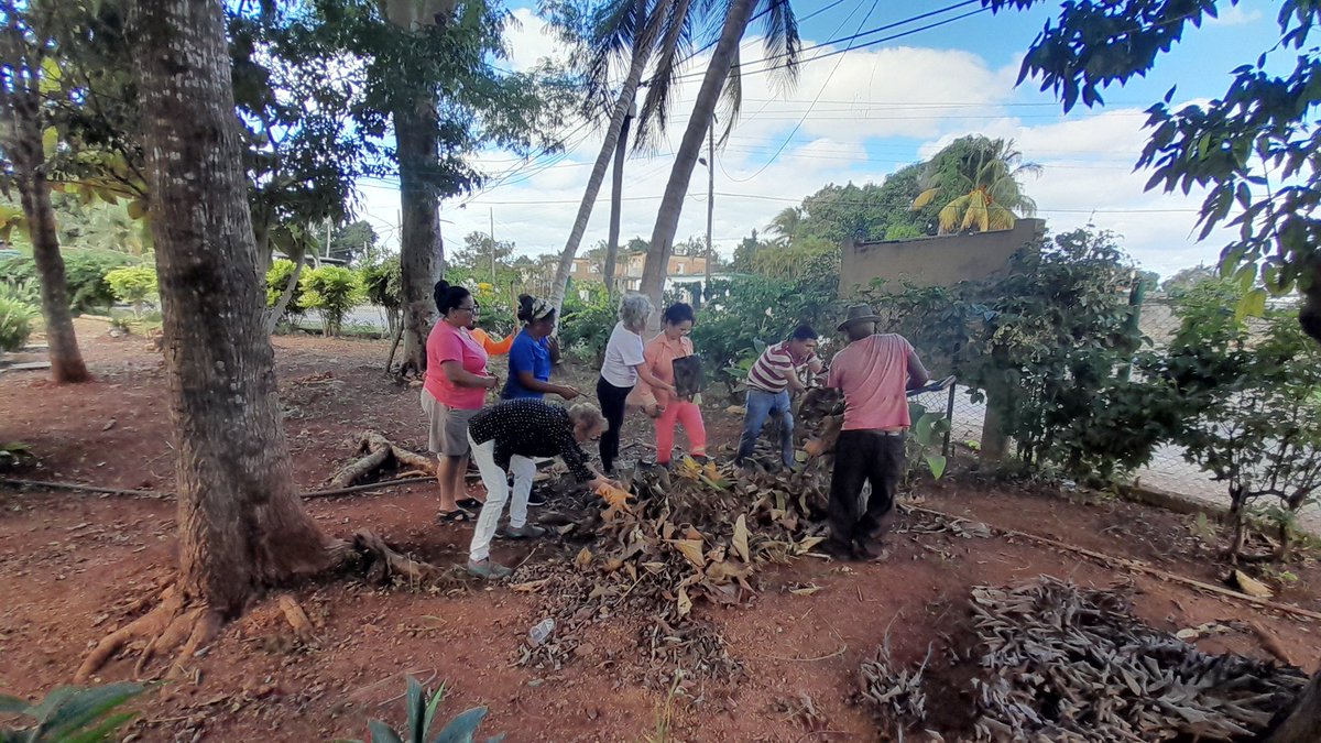 FlorayFaunaMtz's tweet photo. Con motivo de un aniversario más de la realización del Primer Trabajo Voluntario en Cuba por el #Che, los trabajadores de #ffmat ponen todo su empeño en el embellecimiento de las áreas.
#TrabajoVoluntario #CubaViveEnSuHistoria #MatancerosEnVictoria https://t.co/wLlzHTuUR1