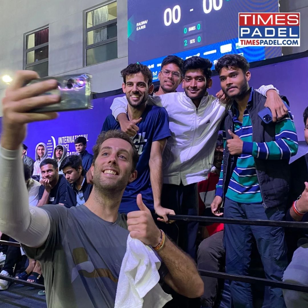 ZoomTV's tweet image. It's 🤳🏻 time 🫶🏻
Men’s final champs Pol Alsina &amp;amp; Edu Altimires Ros (Spain) make memories with Bennett University students after their thrilling win 📸🏆

📍Location: Bennett University, Greater Noida

#Padel #PadelLovers #PadelTime #PadelAddict #PadelFun #PadelPro #PadelTour