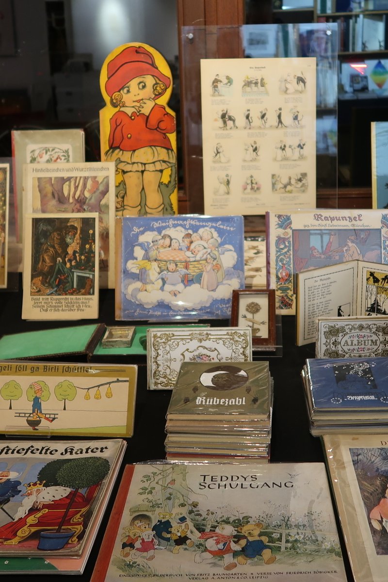 BuchTill's tweet photo. Noch knapp zwei Stunden offen: Dritter Tag der Kölner Antiquariatstage - Book Circus Cologne: Sehr schön und empfehlenswert! Adresse und Infos auf erstem Bild, meine Impressionen vom Freitag hier: https://t.co/hxGVEbkhu7 https://t.co/oBkQYy4XAH