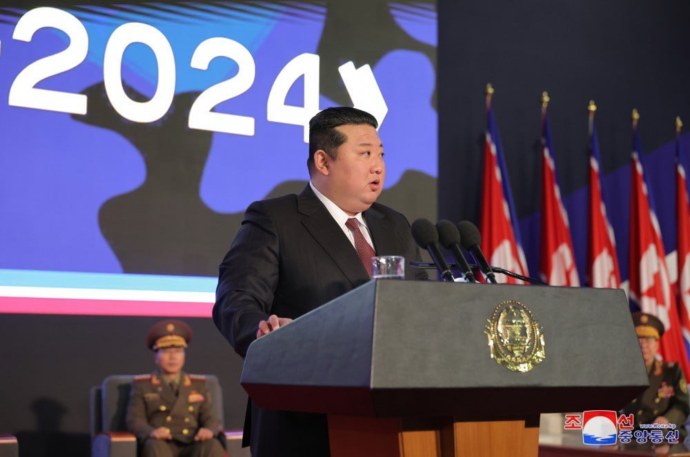 KrystianJachacy's tweet image. W #KRLD 🇰🇵 odbyła się duża wystawa sprzętu wojskowego. Koreańczycy pokazali w #Pjongjang rozwijany model czołgu Cheonma-2, pocisk balistyczny Hwasong-9 i między innymi dron szturmowy #Saetbyol-9.