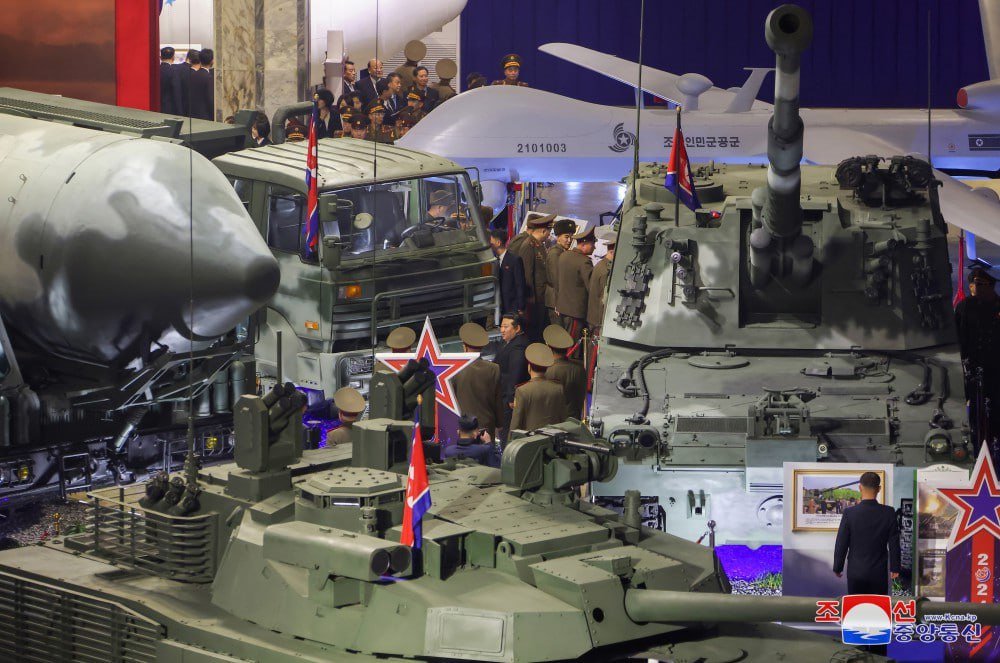 KrystianJachacy's tweet image. W #KRLD 🇰🇵 odbyła się duża wystawa sprzętu wojskowego. Koreańczycy pokazali w #Pjongjang rozwijany model czołgu Cheonma-2, pocisk balistyczny Hwasong-9 i między innymi dron szturmowy #Saetbyol-9.