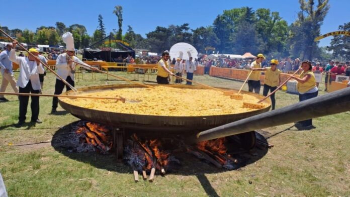 CanalVerte's tweet photo. 🍳Fiesta de la Omelette Gigante de Pigüé: 25.000 huevos por los 25 años 

👉🏻Esta celebración multitudinaria, en la que se cocina en vivo y luego se reparte de forma gratuita, solo se celebra en otras seis partes del mundo. Será el primero de diciembre.  

https://t.co/7vJAVEg8EA https://t.co/gGPpw1Llgs