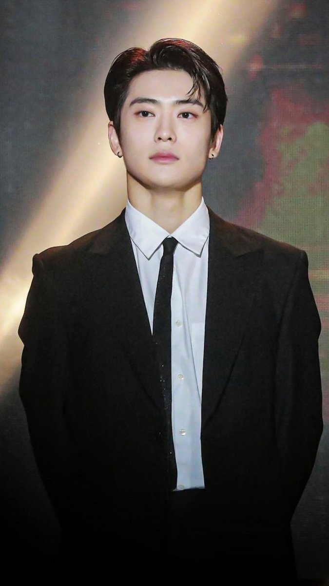 Jaehuyn's tweet photo. @ningxning With a sincere smile, he is making a gesture to invite the two of them to kiss.  

#EverlastingJourney https://t.co/728QnyQlo4