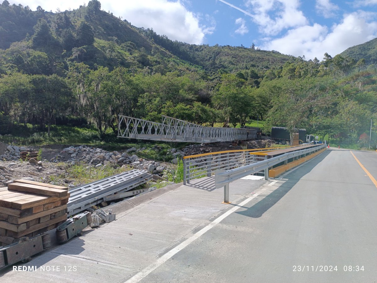 ConRegion's tweet photo. EJERCITO NACIONAL GRACIAS POR SU SERVICIO‼️
Después de dos años de prestar un gran servicio a las comunidades de la provincia de #SotoNorte, el puente militar instalado sobre el río Charta se traslada al municipio de #SanAndrés, en la provincia de #GarcíaRovira.
@COL_EJERCITO https://t.co/93ms57qPJL