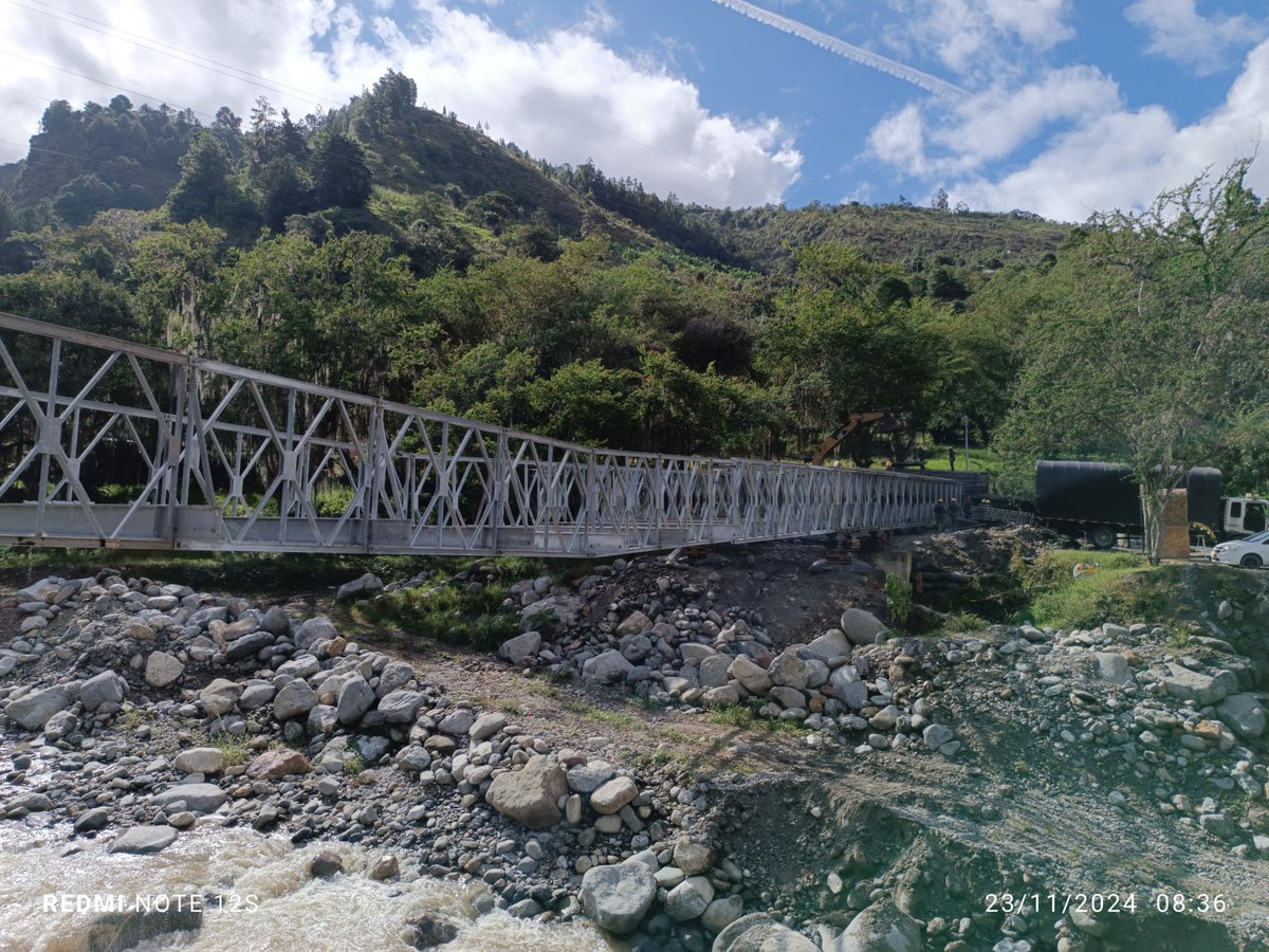 ConRegion's tweet photo. EJERCITO NACIONAL GRACIAS POR SU SERVICIO‼️
Después de dos años de prestar un gran servicio a las comunidades de la provincia de #SotoNorte, el puente militar instalado sobre el río Charta se traslada al municipio de #SanAndrés, en la provincia de #GarcíaRovira.
@COL_EJERCITO https://t.co/93ms57qPJL