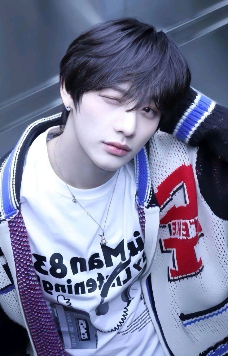 <a href="/Sir_ASinclair/">Ace.</a> ⠀
Lampu sorot diarahkan ke tempat yang pojok Great Hall di mana DJ SG sudah hadir berkat atensi yang diberikan dari kedua pranata acara.

“Evenig, Vamps! DJ SG here to provide you the best dance song. Are you ready?!” katanya, mengedipkan sebelah mata.

#SVAOC125
⠀