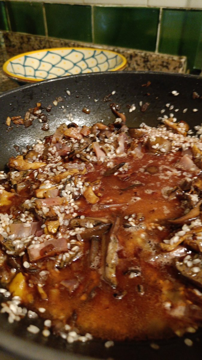 Ens hem posat a fer un risotto de bolets. Vi blanc hi he tirat, però els Lactarius sanguifluus n'han tenyit l'essència de sang. A veure com queda. JJ Cale a la #bandasonoradelacuina 
I penso, és això?