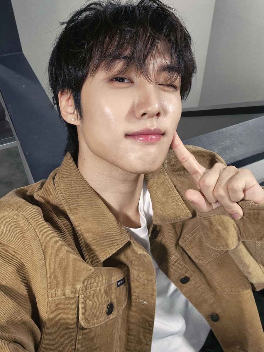 joahaejacob's tweet photo. jacob sent these selcas 😍🫧 https://t.co/yaLU2P6iLz