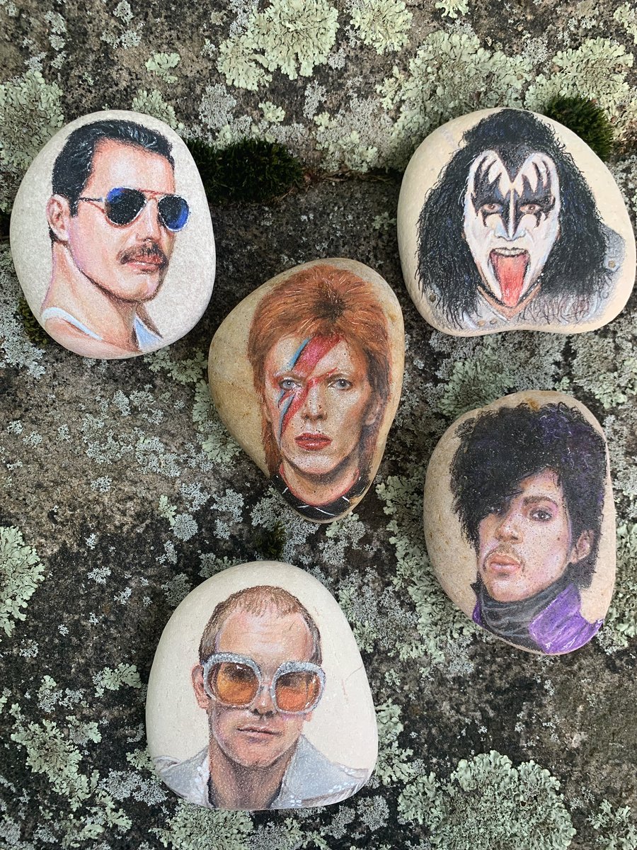CindySinor's tweet image. Glam Rocks!
my drawings on beach rocks