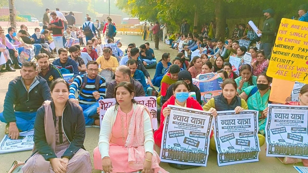 rskv0's tweet photo. अतिथि शिक्षक के रूप में, हमें निम्न आय, मानसिक स्वास्थ्य संबंधी चिंताओं, अनिश्चितता और असहनीय खर्चों का सामना करना पड़ता है। हम बेहतर कामकाजी परिस्थितियों, नौकरी की सुरक्षा और एक अच्छी आय के हकदार हैं! 
#अतिथिशिक्षक सुरक्षा 
#समान काम समान वेतन
#वेतन वृद्धि https://t.co/WkCAUzfya3