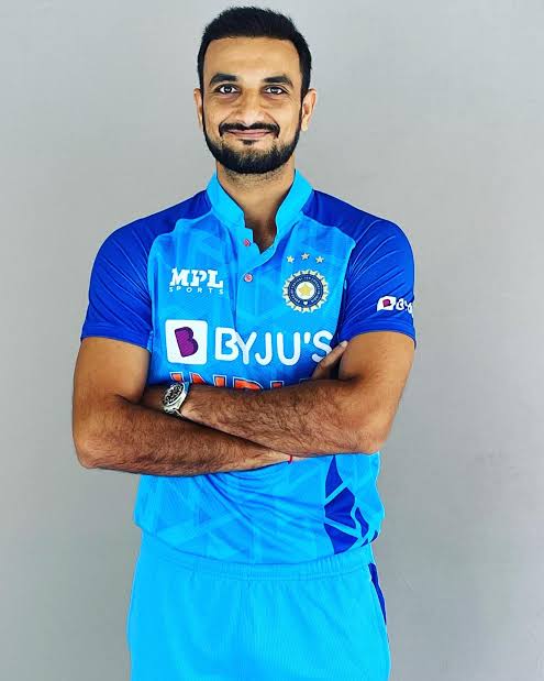 OrangeArmyIPL's tweet image. Welcome to Orange Army #HarshalPatel 🧡

Harshal Patel Sold to Sunrisers Hyderabad for 8CR 💥💥

#OrangeArmy𓅃