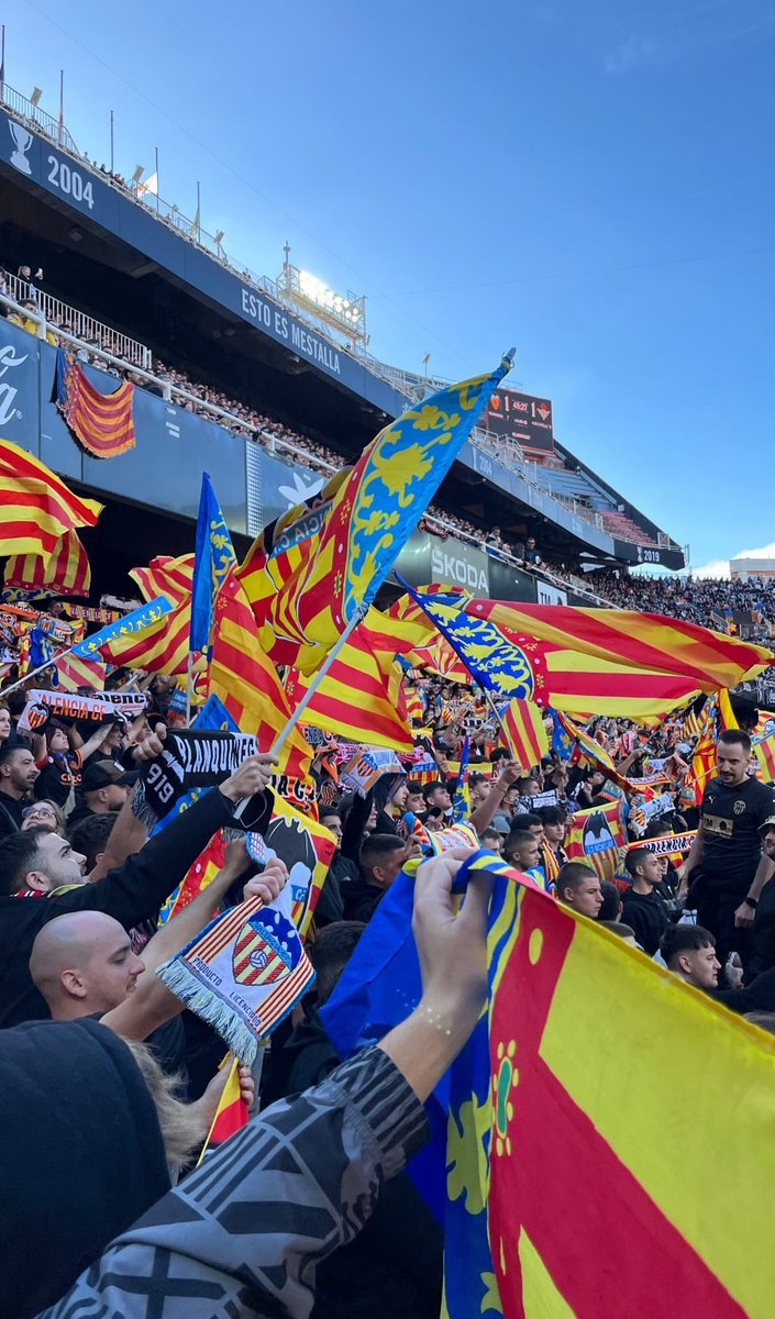 AndreuNavarro_'s tweet photo. No hay, ni habrá un estadio tan bonito como Mestalla. Me niego absolutamente a irme de aquí.

Eterno junto a ti ❤️‍🩹🦇 https://t.co/ronKw41Cd3