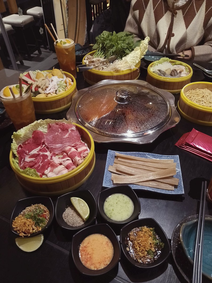 IceHia's tweet image. Having dinner with friends 

#hotpot #friendtime